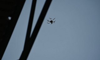 Beim Abschlusstraining schwebt eine Drohne über dem Stadion. - Foto: Federico Gambarini/dpa