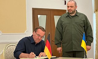 Hält sich derzeit in Odessa auf: Boris Pistorius in Anwesenheit seines ukrainischen Amtskollegen Rustem Umjerow. - Jörg Blank/dpa