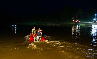 Die Feuerwehr sucht auf der Weser nach der Vermissten, die wohl wieder aufgetaucht ist. - Feuerwehr Porta/Michael Horst