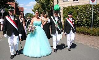 Das Königspaar Christian Wieneke und Annika Koch zog fröhlich durch Verne. - Johannes Büttner