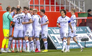 Während seine Teamkollegen nach dem Tor zum 3:0 noch den Augenblick auskosten, geht Kapitän Mael Corboz (r.) wieder zügig zur Tagesordnung über. - IMAGO/Fotostand