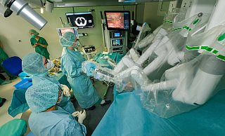 Die Arme des modernsten Da-Vinci-Operationssystems schweben über einem Patienten im neuen Operationssaal im Klinikum Bielefeld. Damit entfernt Chirurg Daniel Valdivia einen Tumor, der zwischen den Lungenflügeln gewachsen ist. - Andreas Zobe