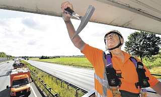 Im Dienste der Sicherheit: Manfred Heßmann (65) ist an fünf Tagen pro Woche auf den Landes-, Bundesstraßen und Autobahnen in NRW unterwegs. Fotos (3): Jens Dünhölter - Jens DÃ¼nhÃ¶lter