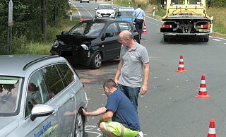 Unglücklich: Infolge eines Auffahrunfalls auf der Lockhauser Straße musste eine 26-Jährige aus dem Kreis Lippe ins Krankenhaus gebracht werden. An beiden Fahrzeugen entstand Totalschaden. - Peter Steinert