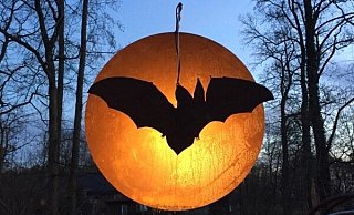 Eine Fledermaus bei Vollmond, geschaffen von Hans Kordes aus Kaunitz, soll in den alten Bäumen am Wall schweben. - Huxarium