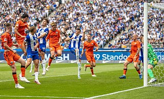 Felix Götze köpft das 1:0 für Paderborn. - Andreas Gora/dpa