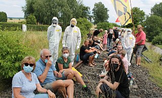 250 Demonstranten blockieren die Bahngleise bei Würgassen - Manuela Puls