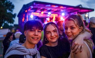 Zahlreiche junge Menschen haben es beim Dorffest-Partyabend am Samstag krachen lassen. Auch Luca Kopietz (17), Jessica Vasurin (20) und Chiara Kopietz (21) hatten bei der XXL-Straßenfete im Herforder Süden richtig Spaß. - Daniel Salmon