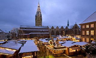 Der Paderborner Domplatz erstrahlt im Weihnachtsglanz. - Stadt Paderborn