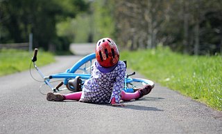 Trotz steigender Unfallzahlen ist die Helmpflicht schwer durchzusetzen. Obwohl Fahrradhelme schwere Unfallfolgen verhindern können. - Alex Lehn