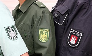 Ein Zöllner (v. l.), eine Bundespolizistin und ein Polizist zeigen ihre Uniform. - ARCHIVFOTO: DPA