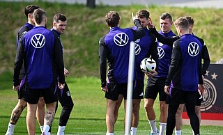 Nationalspieler stehen vor Beginn einer Spielform im Training zusammen. - Arne Dedert/dpa