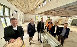 Im neuen Gastraum des „Johannes“ stehen der künftige Pächter Paschalis Giannikis, Koch Athanasios Parmakis, Wilfried Lappe vom Kirchenvorstand, Projektchef Bertold Filthaut, Annegret Meyer vom Erzbistum und Pastoralverbundsleiter Bernd Haase. - Jens Reddeker