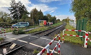 Bei Überqueren der Gleisanlage wurde ein Bielefelder von einem Zug erfasst und schwer verletzt. - Jörg Diekmann