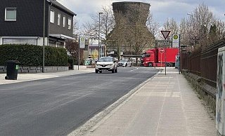 Die Sudbrackstraße in neu asphaltiertem Glanz. Nach 18 Monaten Vollsperrung ist die wichtige Straße zwischen Schildesche und Bielefelder City wieder frei. - Paul Brinkmann