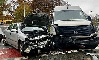 Auf der Berliner Straße in Bielefeld sind zwei Autos kollidiert. - Jens Reichenbach
