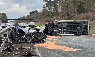 Bei dem dritten Unfall auf der A33 kippte ein Lastwagen auf die Seite. - Paul Brinkmann