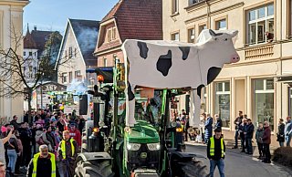 Hier wird die Kuh als Sau durchs Dorf getrieben. - Burkhard Battran