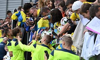 Die ukrainischen Nationalspieler geben nach dem öffentlichen Training Autogramme. - Arne Dedert/dpa