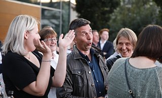 Jubel bei den Grünen und ihrer Spitze Josefine Sternberg (v.l.) und Thorsten Rohde. Die Partei konnte ihr Wahlergebnis von 2014 um 5,0 Prozentpunkte steigern. - Roland Thöring