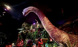 Schon kurz hinter dem Eingang werden Besucher von dem sanft schnaubenden Pflanzenfresser Brachiosaurus begrüßt. - Carola Frentzen/dpa-tmn