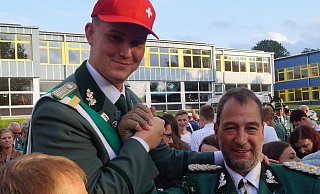 Freut sich: Der neue Schützenkönig Jörg-Dieter Harlach nimmt die Glückwünsche seines Vorgängers Kaiser Sven Udo Beckmann (r.) entgegen. - Ulrich Schadomsky
