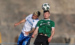 Kopfballduell zwischen dem Münsteraner Paul Jaeckel (rechts) und Herthas Dawid Kownacki. - Friso Gentsch/dpa