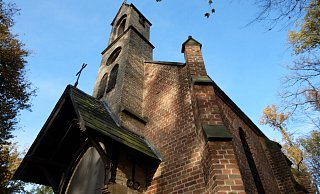 Die Meinolfus-Kapelle am Wilhelmsberg in Schloß Neuhaus ist ein Kirchlein mit allem Drum und Dran in reizvoller Umgebung. - Hans-Hermann Igges