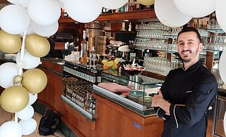 Noch hängen die Luftballons der Eröffnung: Ilirjan Suli (32) lädt in Warburg ins Restaurant „Il Gusto“ ein. - Dieter Scholz