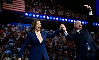 Harris stellte in Philadelphia ihren neuen Vize Walz vor. - Matt Rourke/AP/dpa