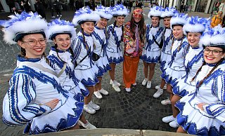 Mit "Peace"-Symbol und der Tanzgarde der Heimatbühne Paderborn freut sich Bürgermeister Michael Dreier auf den Beginn des Sturms auf das Rathaus. Mit dabei sind Emma, Anna, Svenja, Charlotte, Lara, Wiebke, Lynn, Celine, Isabelle und Mia. - Rajkumar Mukherjee