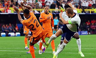Der Niederländer Denzel Dumfries (l) bringt Englands Harry Kane im Strafraum zu Fall. - Friso Gentsch/dpa