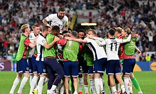 Englands Spieler bejubeln das späte Tor zur 2:1-Führung. - Bernd Thissen/dpa