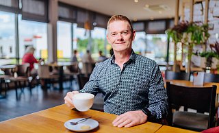 Frank Elbrächter trifft sich mit der Redaktion im Café Kriemelmann an der Hauptstraße, wo er täglich seine Mittagspause mit Milchkaffee und Brötchen verbringt.?Foto: Besim Mazhiqi - BESIM MAZHIQI