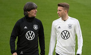 Marco Reus (r) verzichtet nach Rücksprache mit Joachim Löw auf die EM. - Foto: Federico Gambarini/dpa