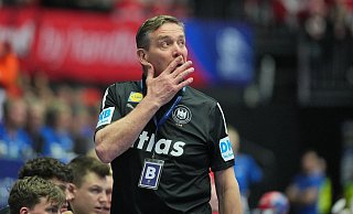 Für Bundestrainer Alfred Gislason geht die Handball-WM jetzt erst richtig los. - Sören Stache/dpa