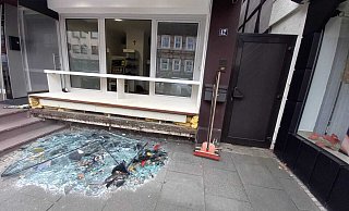 Das Fenster des Juweliergeschäfts ist in viele Scherben zerbrochen. - Torsten Wegener