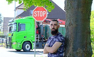 Anwohner Mahmud Fakih wohnt direkt an der gefährlichen Kreuzung und hat bereits mehrere Verkehrsunfälle erlebt. - Ulf Hanke
