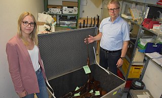 Um die abgegebenen Gewehre und Pistolen kümmern sich Sachbearbeiterin Ines Fornefeld und Uwe Hansel, Leiter der Dierektion Zentrale Aufgaben. - Svenja Ludwig