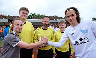 Shakehands vorm Anpfiff in Gütersloh: Spielführerin Manuela Bersumu (AFG, von links), Assistent Julian Frick, Schiedsrichter Markus Cinar, Assistent Simon Spiewak und Kapitän Luca Massimo Mackowiak (JKG). - Andreas Frücht