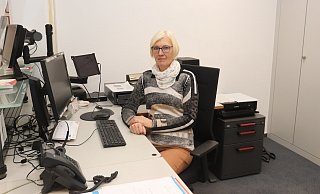 So kennen sie viele Leserinnen und Leser: Karola Obermeier an ihrem Schreibtisch. Dort war 15 Jahre ihr Arbeitsplatz. - Dirk Windmöller