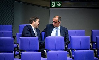 Nach der Finanzeinigung mit den Grünen beginnt für die Koalitionsverhandler das Ringen um die Details: SPD-Fraktionschef Klingbeil und Unionsfraktionschef Merz. - Bernd von Jutrczenka/dpa