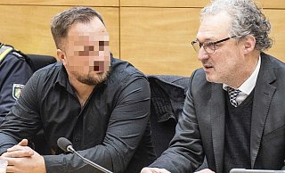 Der Bielefelder Anwalt Georg Schulze (r.) vertritt unter anderem Berat Nimani, den Bruder des getöteten Boxers. - Jörg Dieckmann