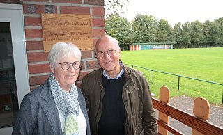 Gisela und Konrad Buschmeier stehen am alten Sportheim an Speakers Corner. Dort kann – wie in London – jeder einen Vortrag halten. Diese und weitere Projekte gibt es in Scharmede, um Jung und Alt zu verbinden und das Dorf fit für die Zukunft zu machen. - Uwe Müller