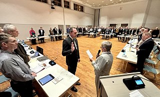 Bürgermeister Johannes Lindhauer legt den Diensteid vor dem Delbrücker Stadtrat ab. Vereidigt wird er von der Altersvorsitzenden des Rates, Brigitte Michaelis. - Jens Reddeker
