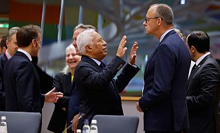 EU-Ratspräsident Costa muss beim Gipfel eine Äußerung des Kanzlers zurechtrücken. - Geert Vanden Wijngaert/AP/dpa