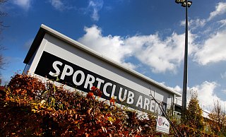 Das Stadion des SC Verl an der Poststraße wurde für Mittwoch ordentlich aufgerüstet. - Roland Thöring