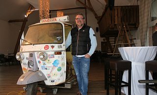 „Edge" Edgar Heitmann hat den legendären Eis-Molin gekauft und im Saal der Gaststätte mit der Restaurierung der 49 Jahren alten Vespa begonnen. - Robert Becker