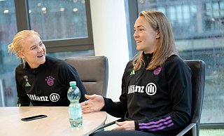 Pernille Harder (l) und Magdalena Eriksson vom FC Bayern beim Interview. - Lukas Barth/dpa