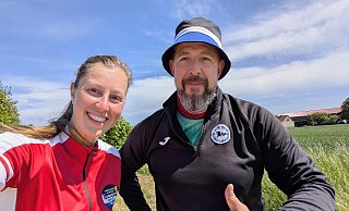 Auf seiner Wanderung nach Berlin hat Markus O'Toole die NW-Radlerin Wiebke Wellnitz getroffen. - Privat